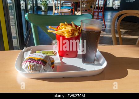 Marchands-Chaudefontaine, France, 3 novembre 2023 : Menu McDonald's avec Royal Bacon, frites dans une boîte en plastique et Coca-Cola dans un gobelet en plastique. Banque D'Images