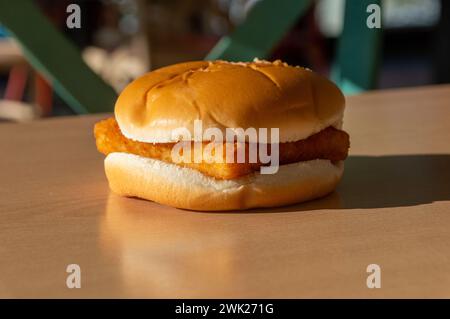 Marchands-Chaudefontaine, France, 3 novembre 2023 : sandwich McFish au poisson dans le McDonald's français Banque D'Images