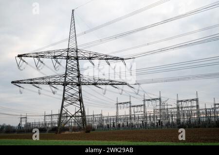 Redwitz, Allemagne. 18 février 2024. Un pylône électrique se trouve à côté de la sous-station Redwitz. Il fait partie du pont électrique de Thuringe avec des lignes à très haute tension. Crédit : Daniel Vogl/dpa/Alamy Live News Banque D'Images