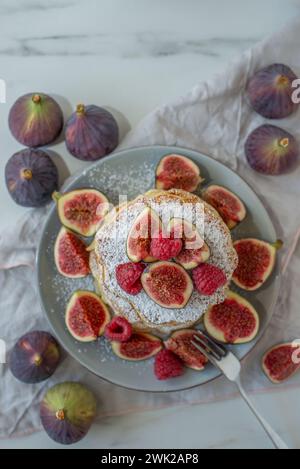 Tour de crêpes avec des figues fraîches Banque D'Images