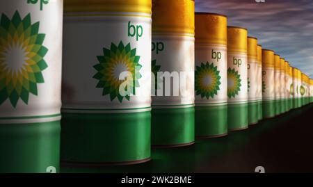 Poznan, Pologne, 14 février 2024 : BP Oil fuel and gas barils in ROW concept. British Petroleum Company et des conteneurs industriels d'essence 3d illustrat Banque D'Images