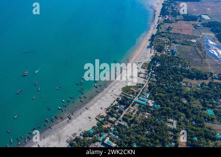 La vue aérienne de l'île Saint Martin, connue localement sous le nom de Narikel Jinjira, est la seule île de corail et l'un des plus célèbres sites touristiques de Bangl Banque D'Images