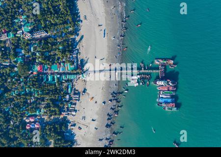 La vue aérienne de l'île Saint Martin, connue localement sous le nom de Narikel Jinjira, est la seule île de corail et l'un des plus célèbres sites touristiques de Bangl Banque D'Images