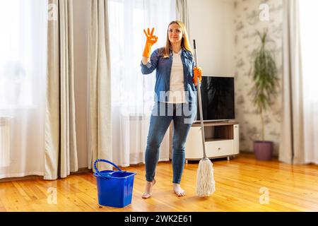 Jeune femme prête pour le nettoyage de printemps à la maison Banque D'Images