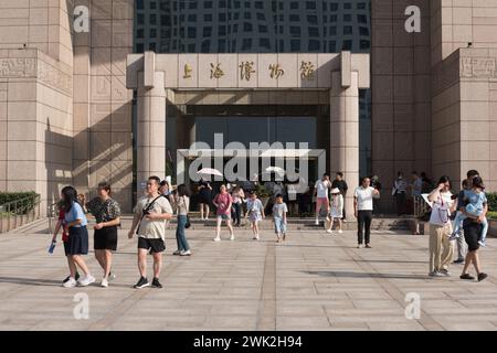 Shanghai, Chine - 02 septembre 2023 : devant le Musée de Shanghai, les touristes qui ont fini de visiter le Musée de Shanghai Banque D'Images