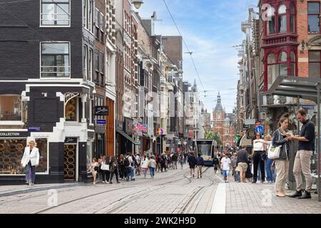 Leidsestraat - célèbre rue commerçante avec piétons, touristes et tramways dans le centre d'Amsterdam. Banque D'Images