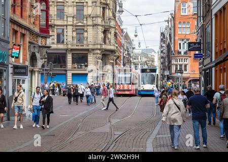 Leidsestraat - célèbre rue commerçante avec piétons, touristes et tramways sur une seule voie dans le centre d'Amsterdam. Banque D'Images