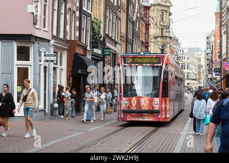 Leidsestraat - célèbre rue commerçante avec piétons, touristes et tramways sur une seule voie dans le centre d'Amsterdam. Banque D'Images