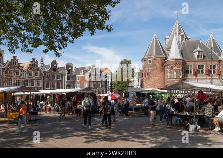 Marché à la maison de pesage sur le Nieuwmarkt à Amsterdam. Banque D'Images