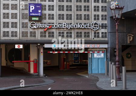 Garage d'entrée au Bijenkorf sur le Damrak à Amsterdam. Banque D'Images