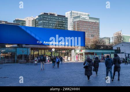 Gare et station de métro dans le quartier financier Zuidas à Amsterdam sud. Banque D'Images