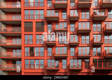 Appartements modernes de couleur rouge dans le nouveau quartier NDSM à Amsterdam. Banque D'Images