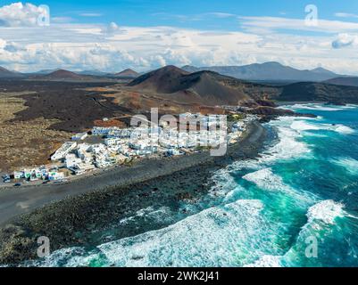 El Golfo : un village pittoresque embrassant l'Atlantique sauvage, face au paysage volcanique spectaculaire de Lanzarote, une scène saisissante pour tous les spectateurs. Banque D'Images