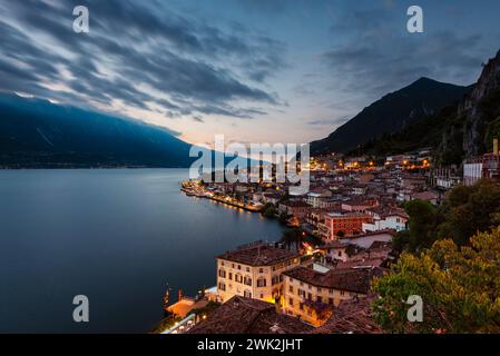 Vue panoramique sur la ville de Limone sur le lac de Garde à l'aube avant le lever du soleil, Lombardie, Italie Banque D'Images