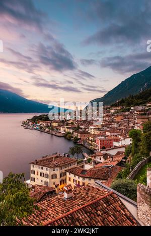 Vue panoramique sur la ville de Limone sur le lac de Garde à l'aube avant le lever du soleil, Lombardie, Italie Banque D'Images