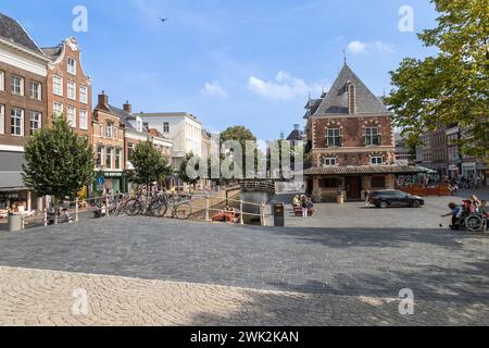 Paysage urbain avec le bâtiment de pesage dans la ville de Leeuwarden en Frise. Banque D'Images