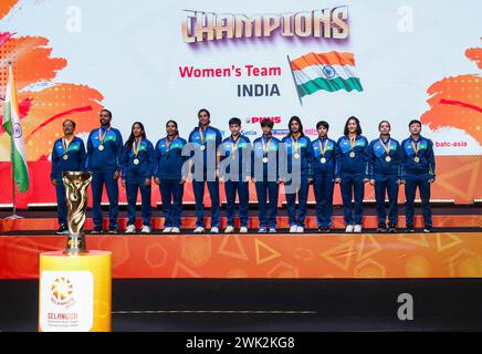 Kuala Lumpur, Malaisie. 18 février 2024. Vainqueur de l'équipe les joueurs indiens posent pour la photo lors de la cérémonie du podium lors des Championnats par équipe de Badminton Asie 2024 au Setia City Convention Centre à Shah Alam. Crédit : SOPA images Limited/Alamy Live News Banque D'Images