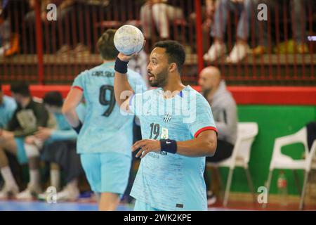 Torrelavega, Espagne. 17 février 2024. Joueur du Barça, Pol Valera (6) avec le ballon lors de la 18ème journée de la Ligue Plenitude entre Bathco BM. Torrelavega et Barça, le 17 février 2024, au Pavillon municipal Vicente Trueba à Torrelavega, Espagne. (Photo d'Alberto Brevers/Pacific Press) crédit : Pacific Press Media production Corp./Alamy Live News Banque D'Images