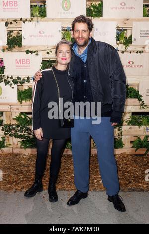 Berlinale Medienboard Party 2024 Marie Burchard und Sebastian Schwarz BEI der Medienboard Party 2024 anlässlich der 74. Internationalen Filmfestspiele Berlin Berlinale im Holzmarkt 25 am 17.02.2024 in Berlin. *** Berlinale Medienboard Party 2024 Marie Burchard et Sebastian Schwarz à la Medienboard Party 2024 à l'occasion du 74e Festival International du film Berlinale au Holzmarkt 25 le 17 02 2024 à Berlin Copyright : xEventpressxKochanx Banque D'Images