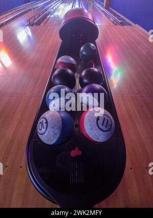 Boules de bowling prêtes sur le rack. Piste de bowling à quatre voies Banque D'Images