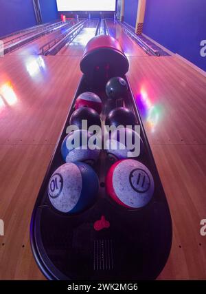 Boules de bowling prêtes sur le rack. Piste de bowling à quatre voies avec écran en bas Banque D'Images