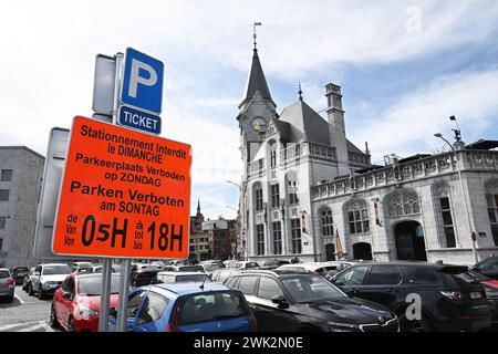 Panneau de stationnement : stationnement interdit le dimanche Banque D'Images