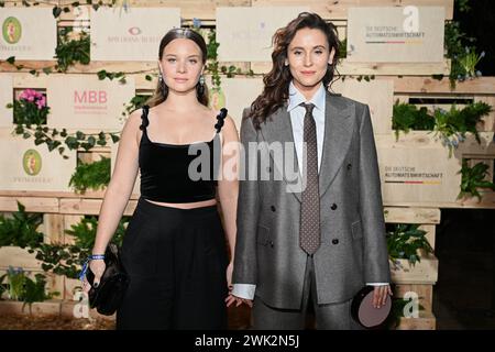 Berlin, Allemagne. 17 février 2024. Sonja Gerhardt (g) et Peri Baumeister viennent au MMB Party ( Medienboard BerlinBrandenburg) au Holzmarkt pendant la 74e Berlinale. Crédit : Annette Riedl/dpa/Alamy Live News Banque D'Images