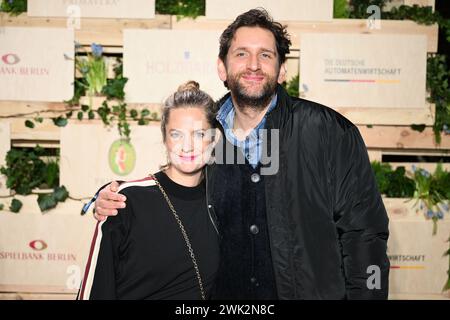 Berlin, Allemagne. 17 février 2024. Marie Burchard et Sebastian Schwarz viennent au Holzmarkt lors de la 74ème Berlinale pour le Parti MMB ( Medienboard BerlinBrandenburg). Crédit : Annette Riedl/dpa/Alamy Live News Banque D'Images