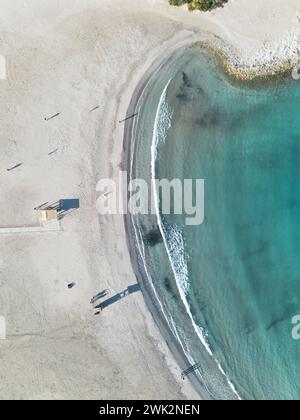 Mer Méditerranée plage Cala Llonga plage dans l'île d'Ibiza vue aérienne de dessus Banque D'Images