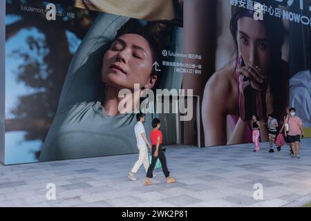 Shanghai, Chine - 26 août 2023 : une publicité d'ouverture de magasin géant Lululemon sur le mur extérieur du Jing'an Kerry Center à Shanghai Banque D'Images