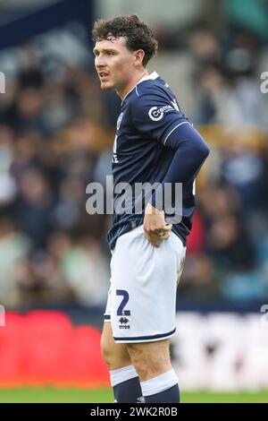 Londres, Royaume-Uni. 17 février 2024. Le défenseur de Millwall Dan McNamara (2) en action lors du match du Millwall FC v Sheffield mercredi FC Sky Bet EFL Championship à The Den, Londres, Angleterre, Royaume-Uni le 17 février 2024 crédit : Every second Media/Alamy Live News Banque D'Images