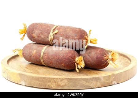 Saucisse de bacon séché, préparée selon une recette traditionnelle maison Banque D'Images