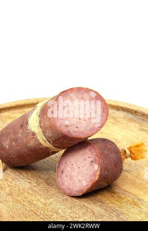 Saucisse de bacon séché, préparée selon une recette traditionnelle maison Banque D'Images