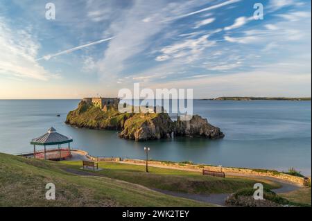 Île Sainte-Catherine, sur la côte de Tenby, au sud du pays de Galles. C'est le lever du soleil et la marée dans entourant l'île avec de l'eau. Banque D'Images