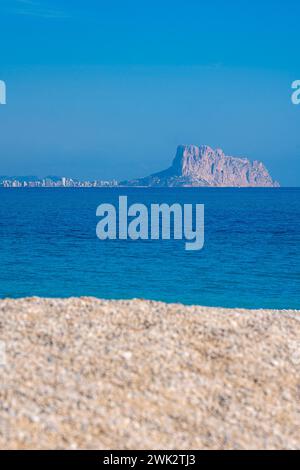 Vue sur le Penon de Ifach et la mer Méditerranée à Calpe, Espagne Banque D'Images