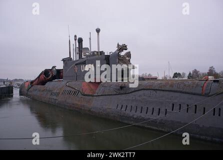 Peenemunde, Allemagne - 10 janvier 2024 : sous-marin JULIETT U-461 à propulsion conventionnelle. Ancienne flotte de bannières rouges baltes et jetée de la 1ère flottille. Cloud Banque D'Images