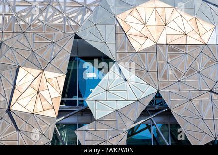 Melbourne, Australie - 20 janvier 2023 : Federation Square détail de conception architecturale moderne sur fond de ciel bleu. Banque D'Images