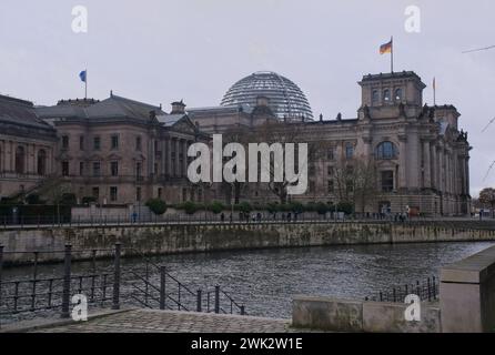 Berlin, Allemagne - 14 janvier 2024 : le bâtiment du Reichstag est le bâtiment du Parlement allemand. Le 30 avril 1945, le drapeau soviétique a été hissé au-dessus de th Banque D'Images