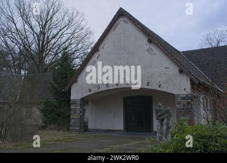 Wandlitz, Allemagne - 27 janvier 2024 : dans cette maison, le ministre de la propagande nazie Joseph Goebbels vivait. Jour d'hiver nuageux. Mise au point sélective Banque D'Images