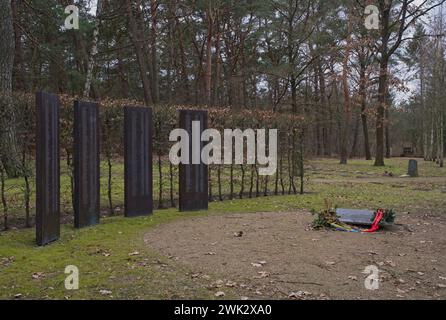 Luckenwalde, Allemagne - 3 février 2024 : Stalag III A camp de prisonniers. Plus de 5 000 prisonniers de différents pays sont morts ici. Jour d'hiver nuageux. Sele Banque D'Images