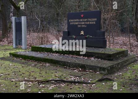 Luckenwalde, Allemagne - 3 février 2024 : Stalag III A camp de prisonniers. Plus de 5 000 prisonniers de différents pays sont morts ici. Jour d'hiver nuageux. Sele Banque D'Images