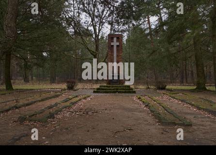 Luckenwalde, Allemagne - 3 février 2024 : Stalag III A camp de prisonniers. Plus de 5 000 prisonniers de différents pays sont morts ici. Jour d'hiver nuageux. Sele Banque D'Images