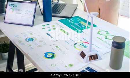 Diagramme ESG ( environnement, social, gouvernance) sur la table de la salle de réunion dans le bureau respectueux de l'environnement Banque D'Images