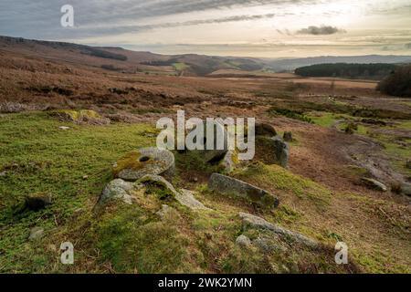 Meules Stanage Edge dans le parc national de Derbyshire Peak District en hiver. Banque D'Images