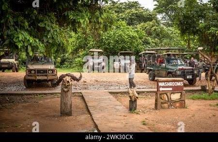 Les véhicules à 4 roues motrices attendent pour emmener les touristes en safari à la piste d'atterrissage de Mtemere et à l'entrée du parc national de Nyerere (réserve de gibier de Selous) en Tanzanie Banque D'Images