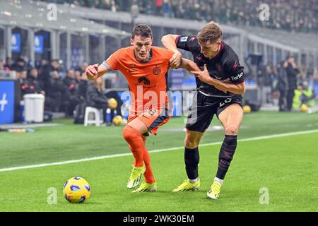 Milan, Italie. 16 février 2024. Benjamin Pavard (28) de l'Inter et Toma Basic (26) de Salernitana vus lors du match de Serie A entre Inter et Salernitana à Giuseppe Meazza à Milan. (Crédit photo : Gonzales photo - Tommaso Fimiano). Banque D'Images