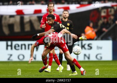 ENSCHEDE -Robin Propper du FC Twente, le gardien du FC Utrecht Mattijs Branderhorst (G-d) lors du match néerlandais Eredivisie entre le FC Twente et le FC Utrecht au Stadion de Grolsch Veste le 18 février 2024 à Enschede, pays-Bas. ANP VINCENT JANNINK Banque D'Images