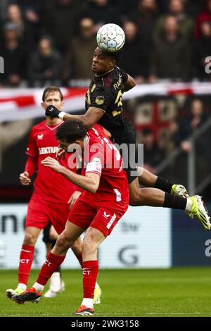 ENSCHEDE -Robin Propper du FC Twente, le gardien du FC Utrecht Mattijs Branderhorst (G-d) lors du match néerlandais Eredivisie entre le FC Twente et le FC Utrecht au Stadion de Grolsch Veste le 18 février 2024 à Enschede, pays-Bas. ANP VINCENT JANNINK Banque D'Images