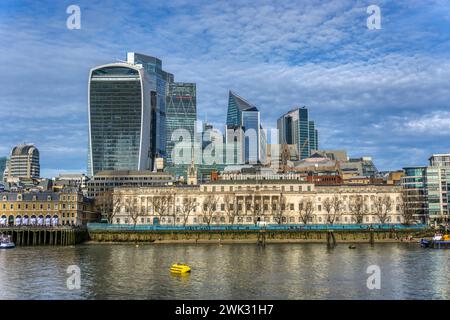 Bâtiments de la City de Londres vus de l'autre côté de la Tamise, avec des gratte-ciel modernes dominant l'horizon derrière l'ancien bâtiment du marché de Billinsgate. Banque D'Images
