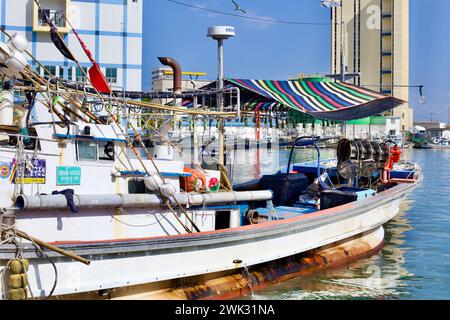 Donghae City, Corée du Sud - 28 juillet 2019 : un pittoresque petit bateau de pêche au calmar au port de Mukho, équipé de grandes ampoules pour la pêche de nuit, met en place un Banque D'Images